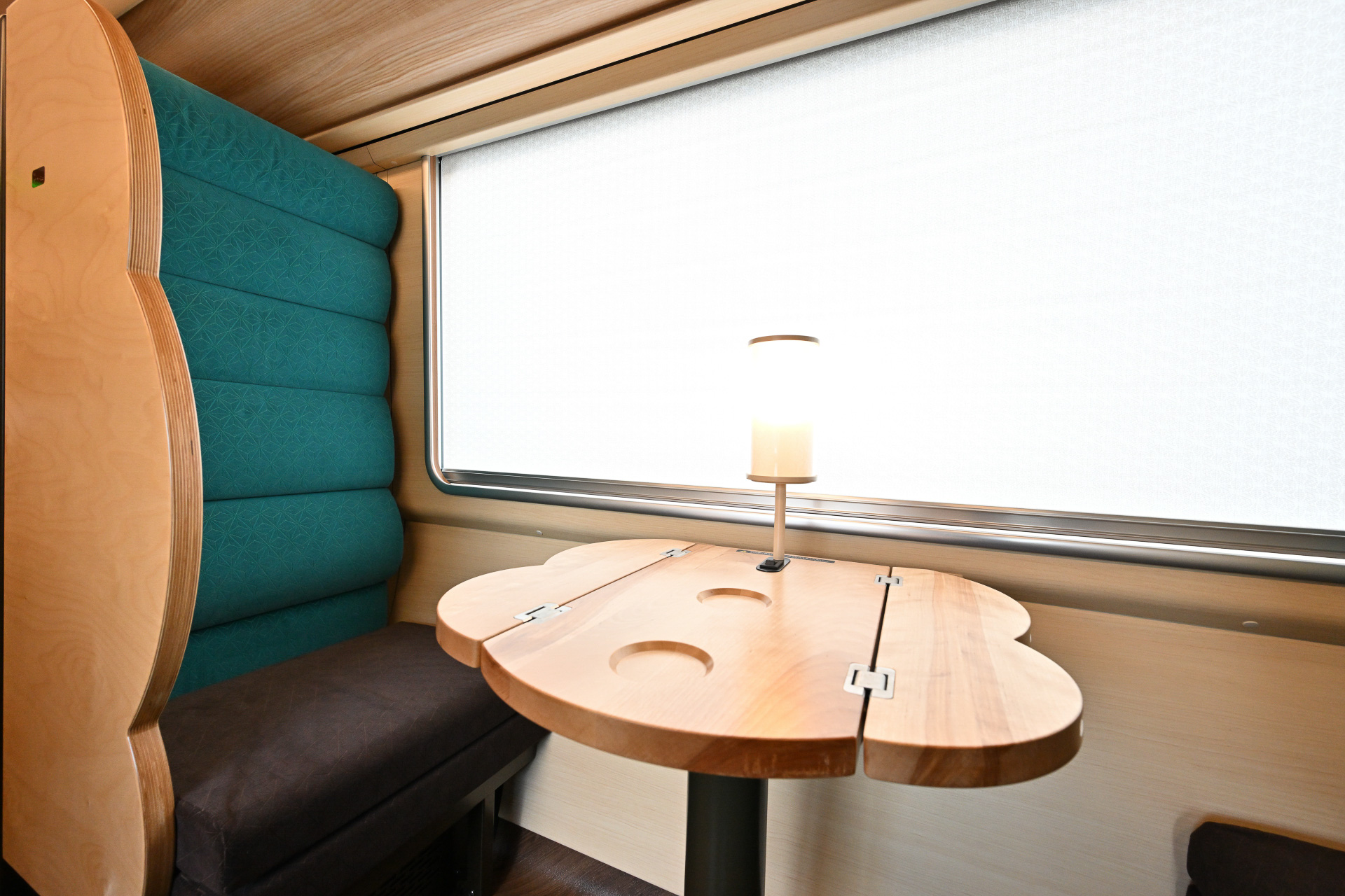 2人がけのセミコンパートメント。写真は座席を通常仕様にした状態