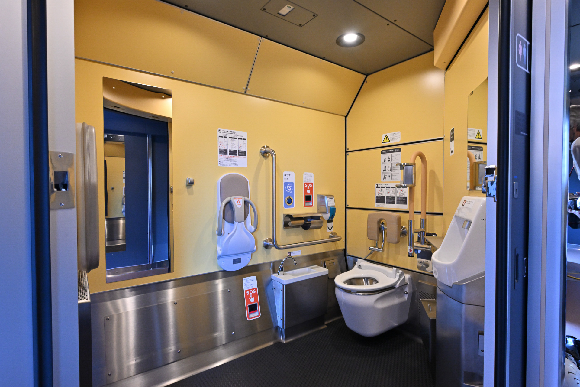 3号車に設置されている車椅子対応のトイレ