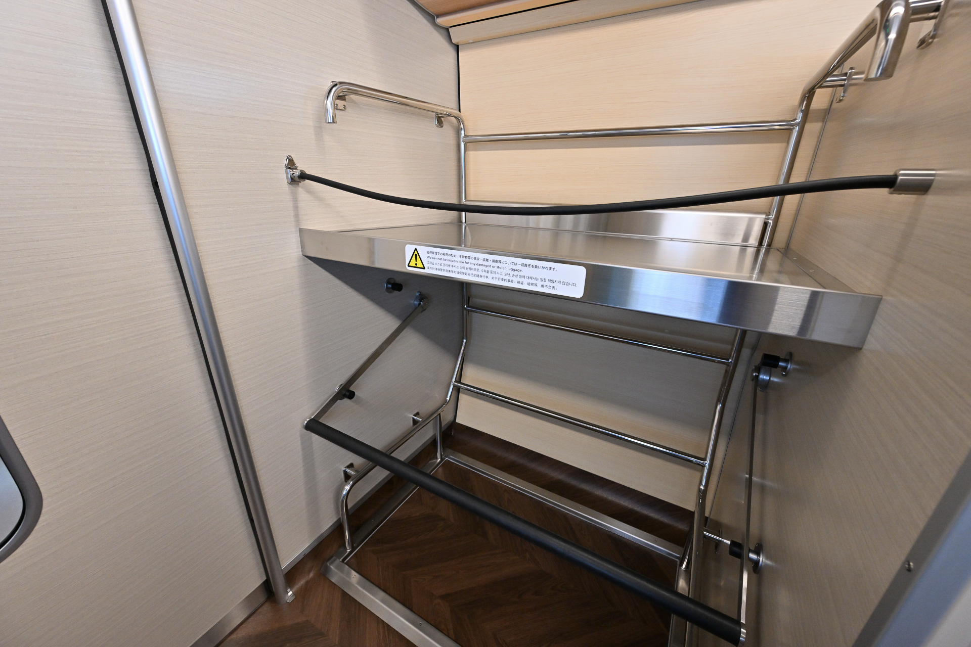 帰省時などの大きな荷物も収容可能な荷物台