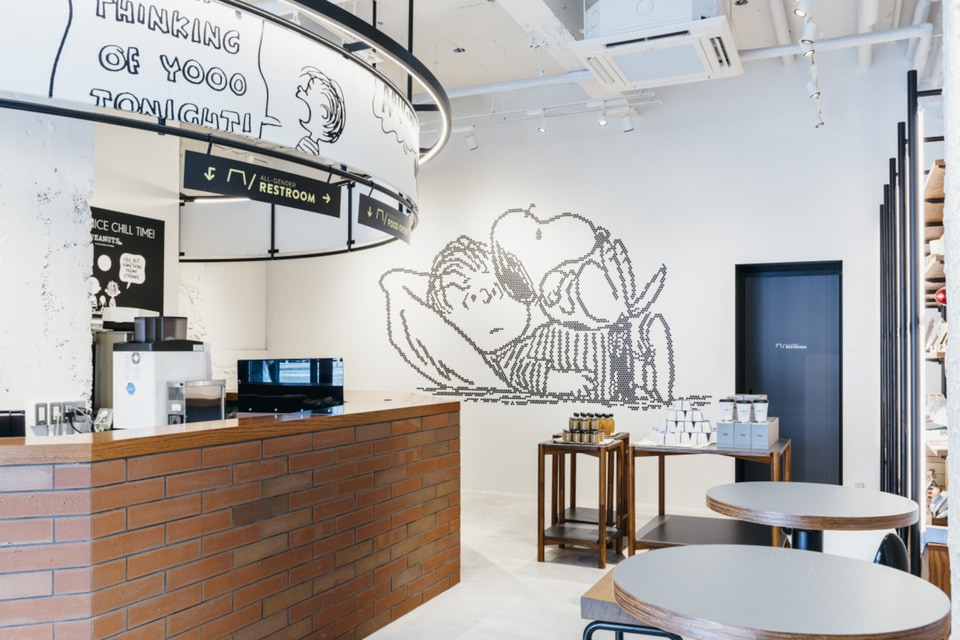 スヌーピーの天然素材スツール「PEANUTS Cafe」で発売。キャンプに