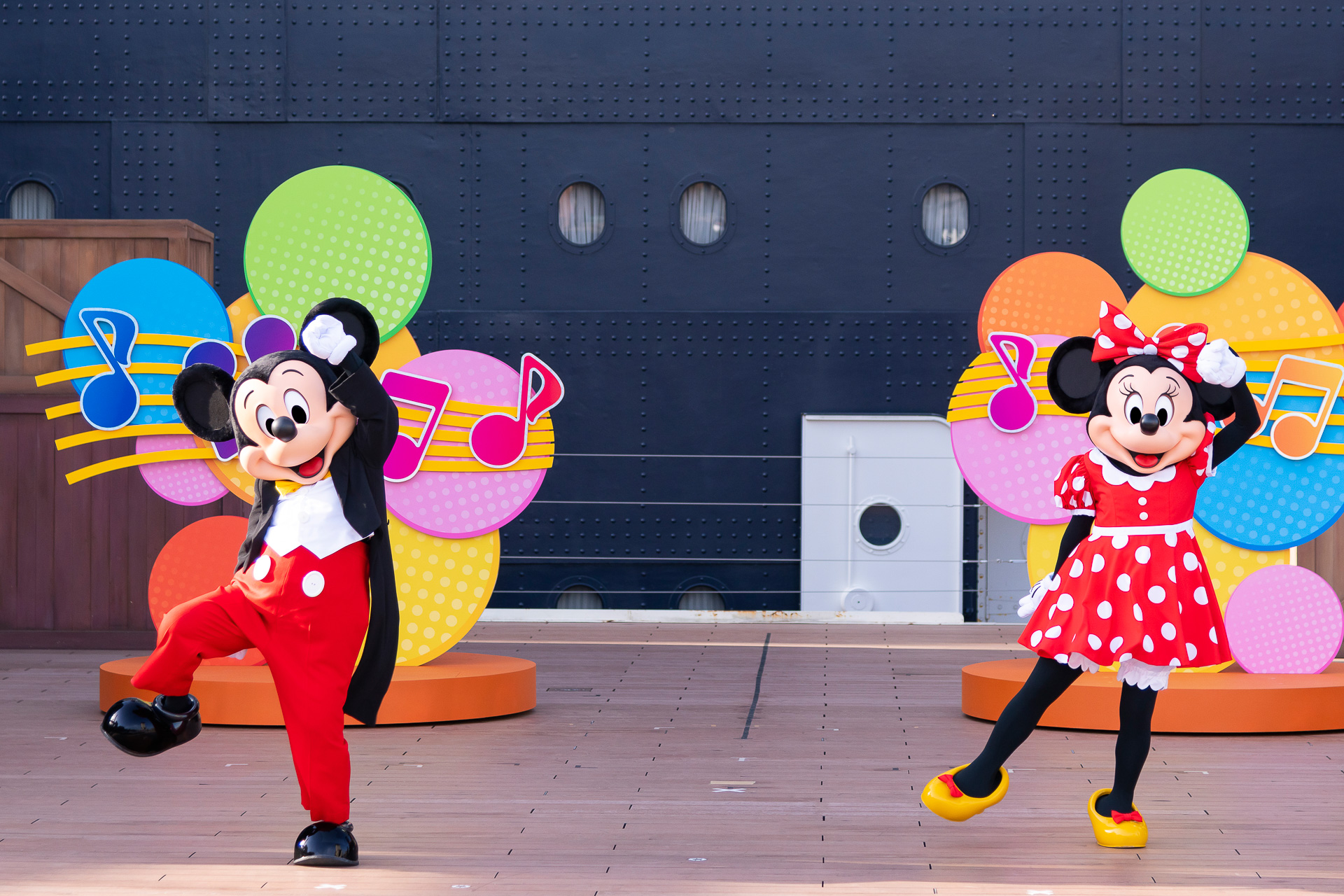 「ジャンボリーミッキー！レッツ・ダンス！」でズンズンッ！