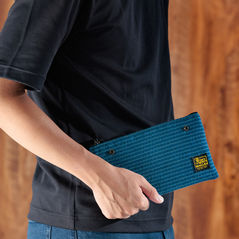 ANA×バンナイズ、未使用のシートカバーをアップサイクルしたバッグや