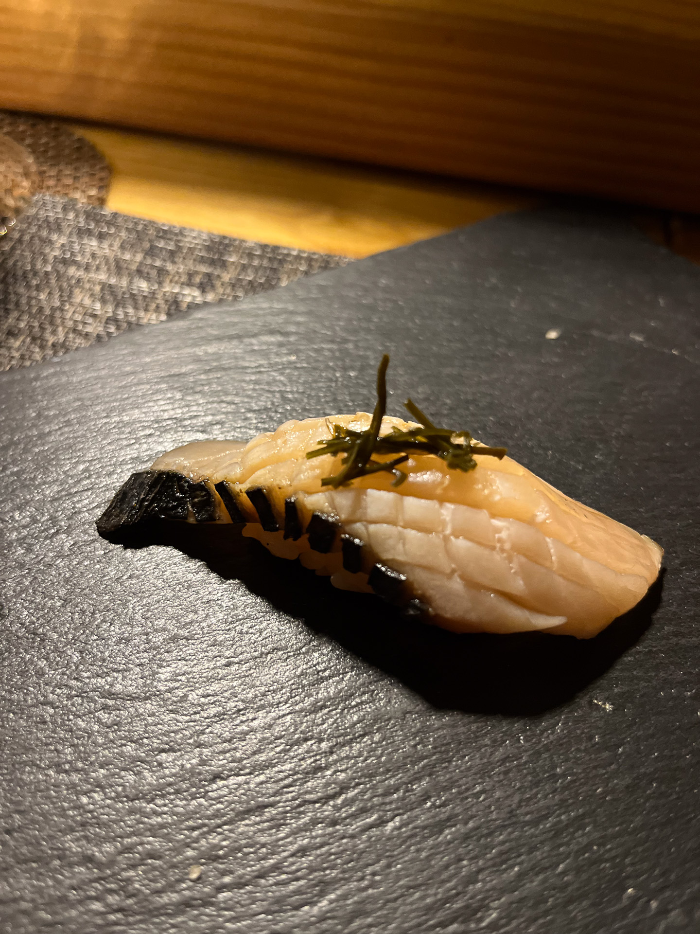 サワラの昆布じめの炙り寿司