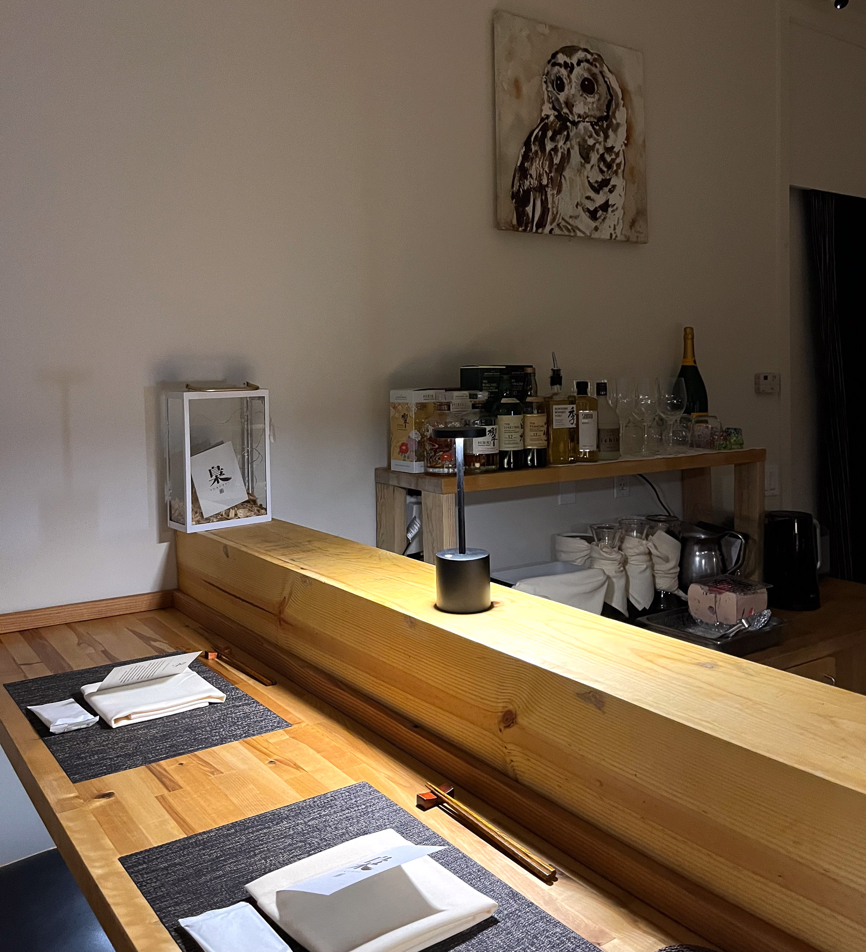 倉庫が隠れ家の寿司店に改装された。席はカウンターの10席のみ