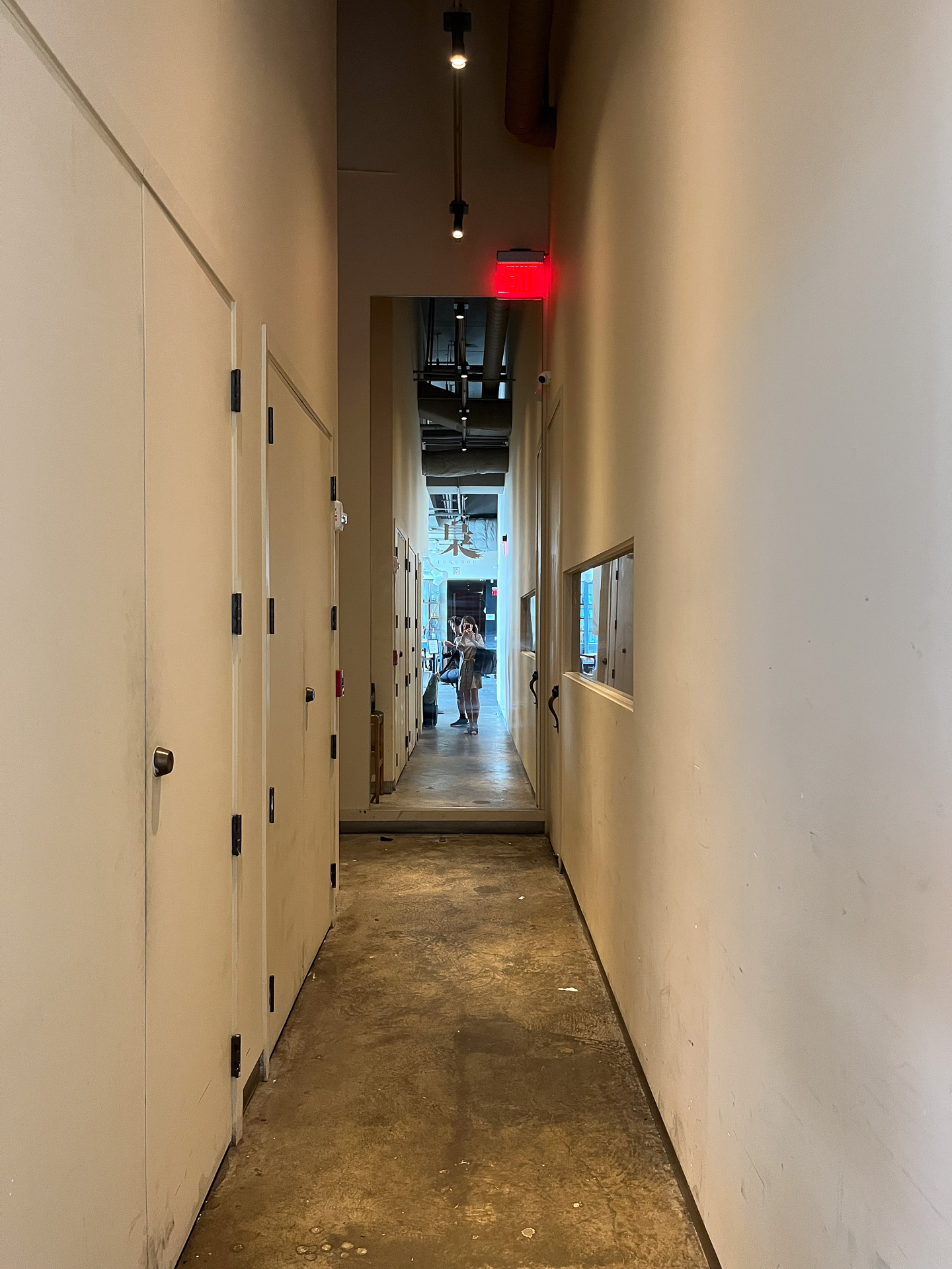 この細くて長い廊下の奥に店が出現する