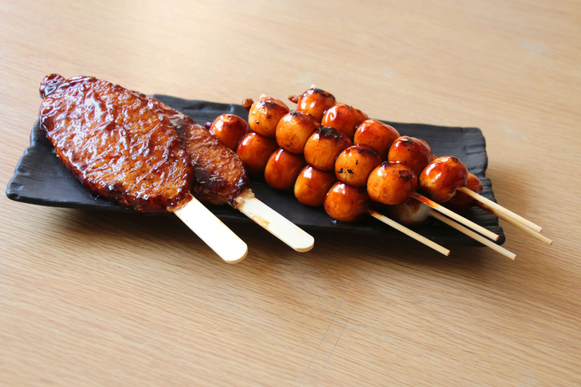 左から五平餅（300円）、みたらしだんご（100円）