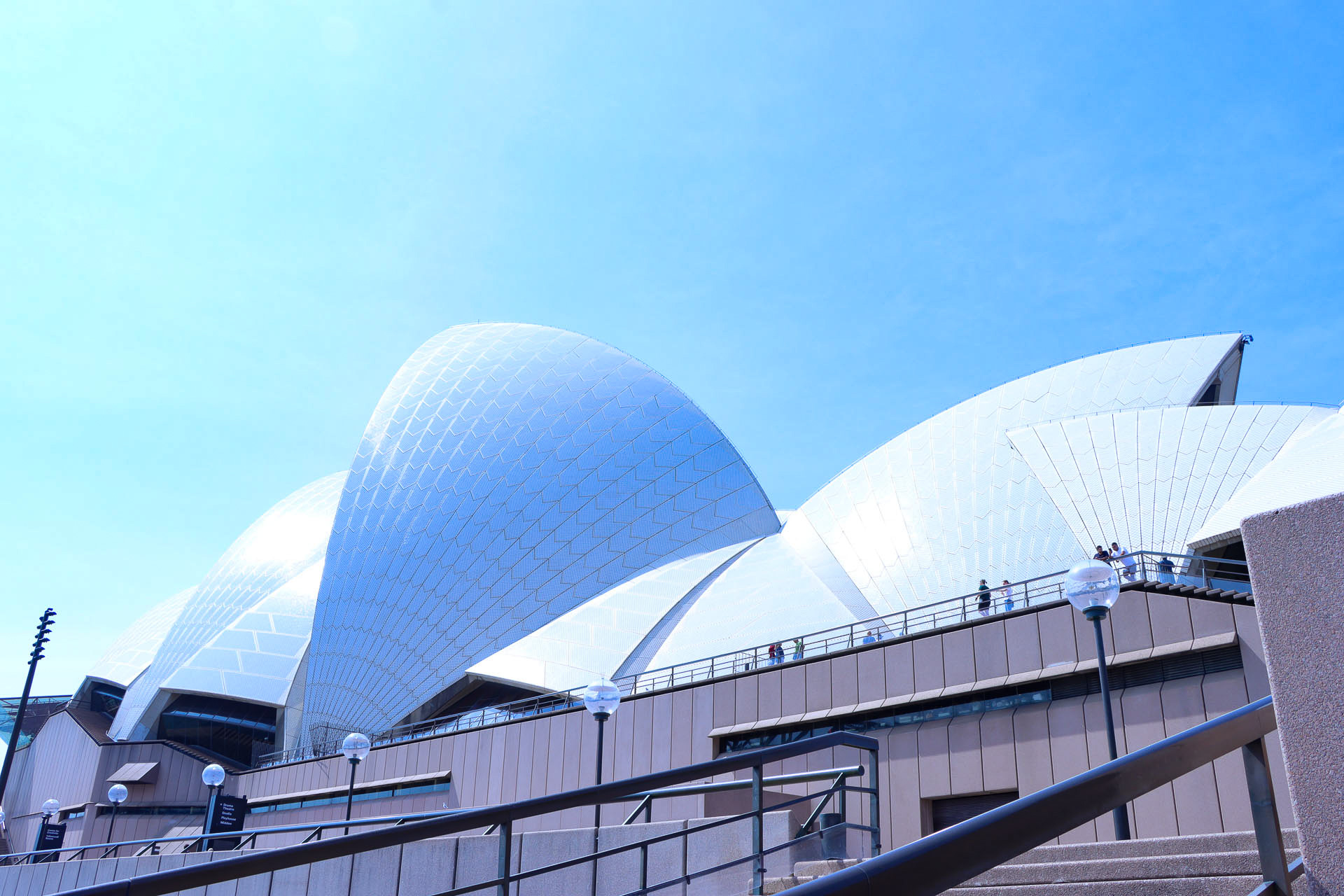 冬を終えたばかりの9月でもオーストラリアは日差しが強く、オペラハウスの白が眩しい