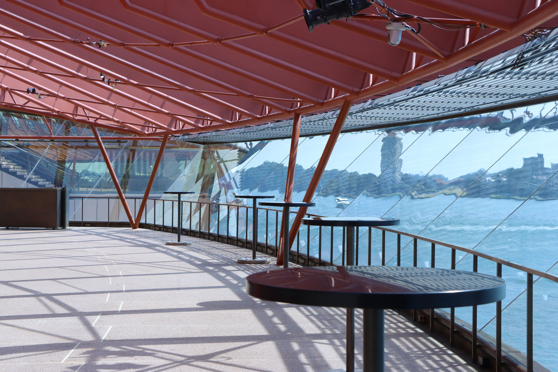 窓ガラスは45度にせり出している