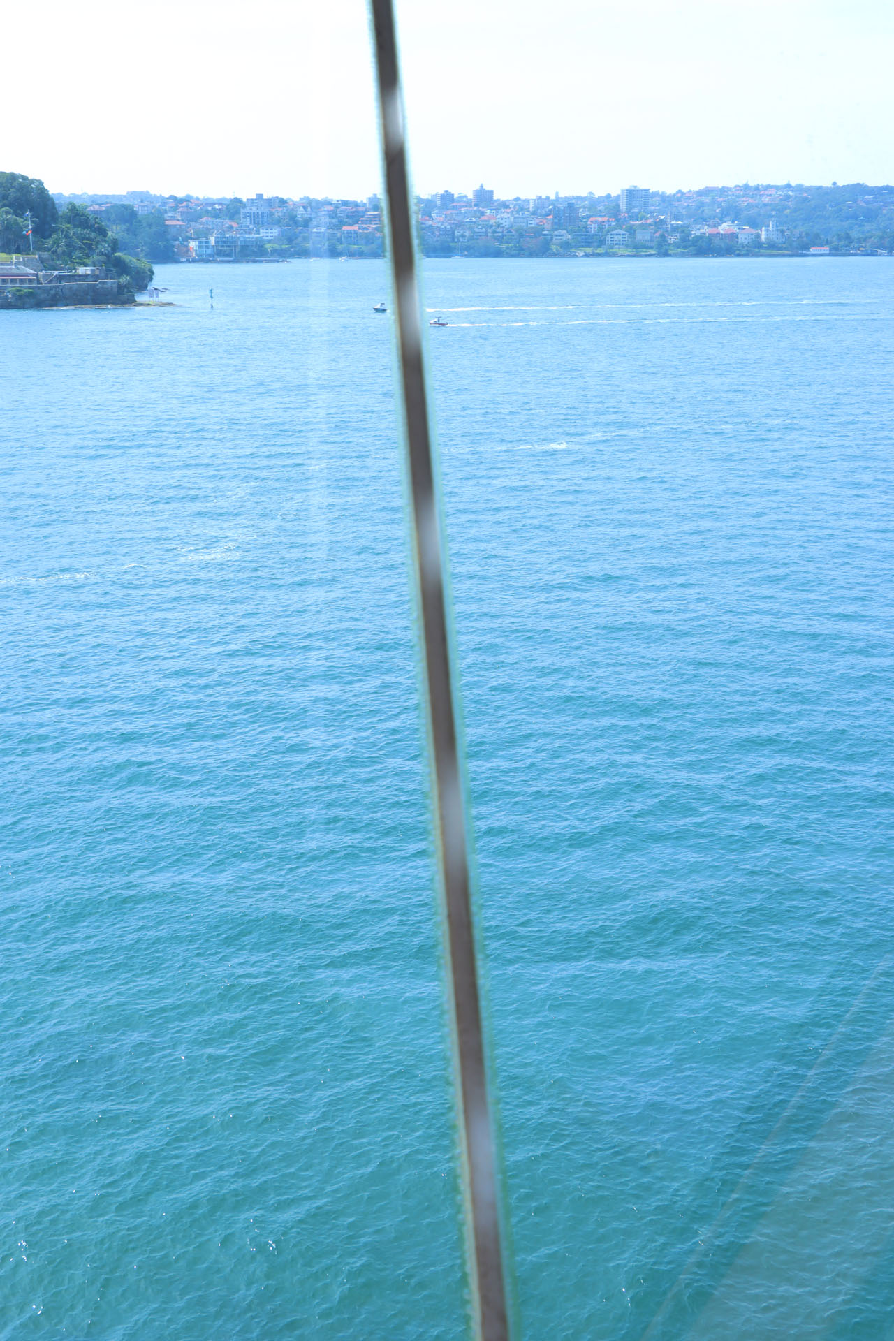 シリコンのクッションが熱によるガラスの膨張を受け止める