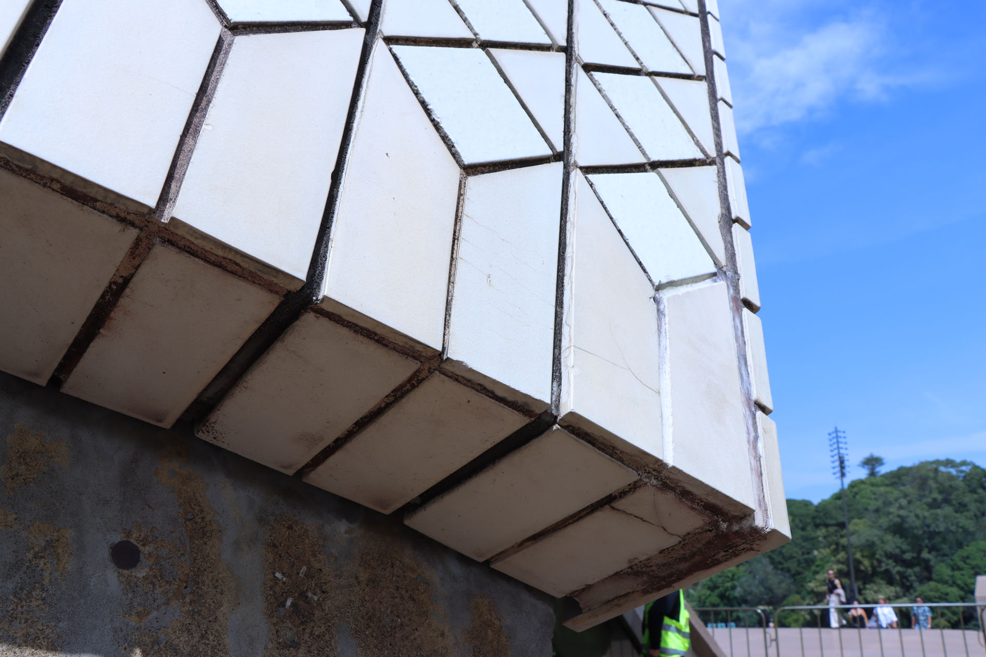 オペラハウスの屋根のタイルは白色とクリーム色の2色で構成されている