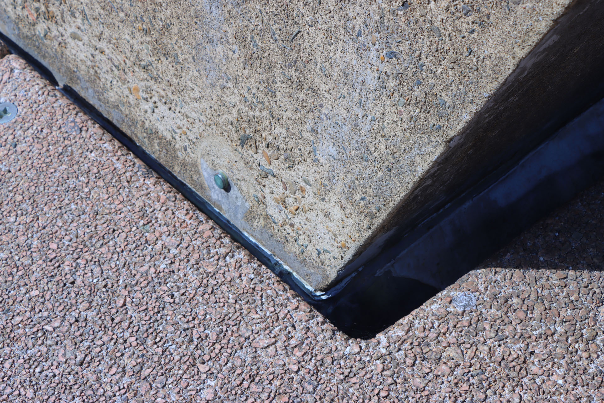 この溝から汚れが海に流れ落ちる