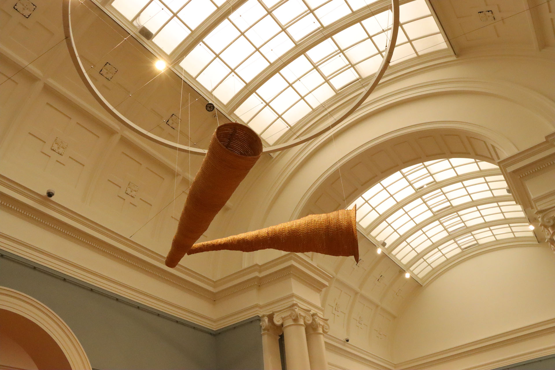 イヴォンヌ・クールマトリーによるイール・トラップをモチーフとした作品