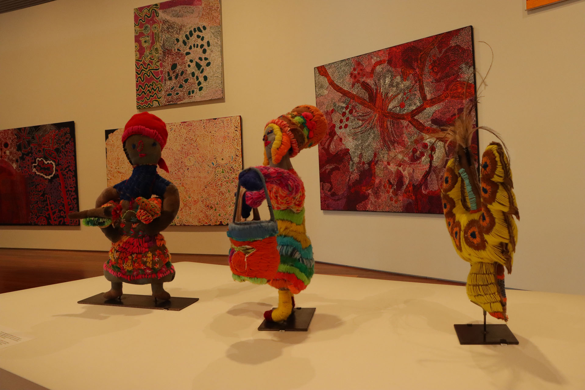 先住民たちの作品を展示するイリバナ・ギャラリー