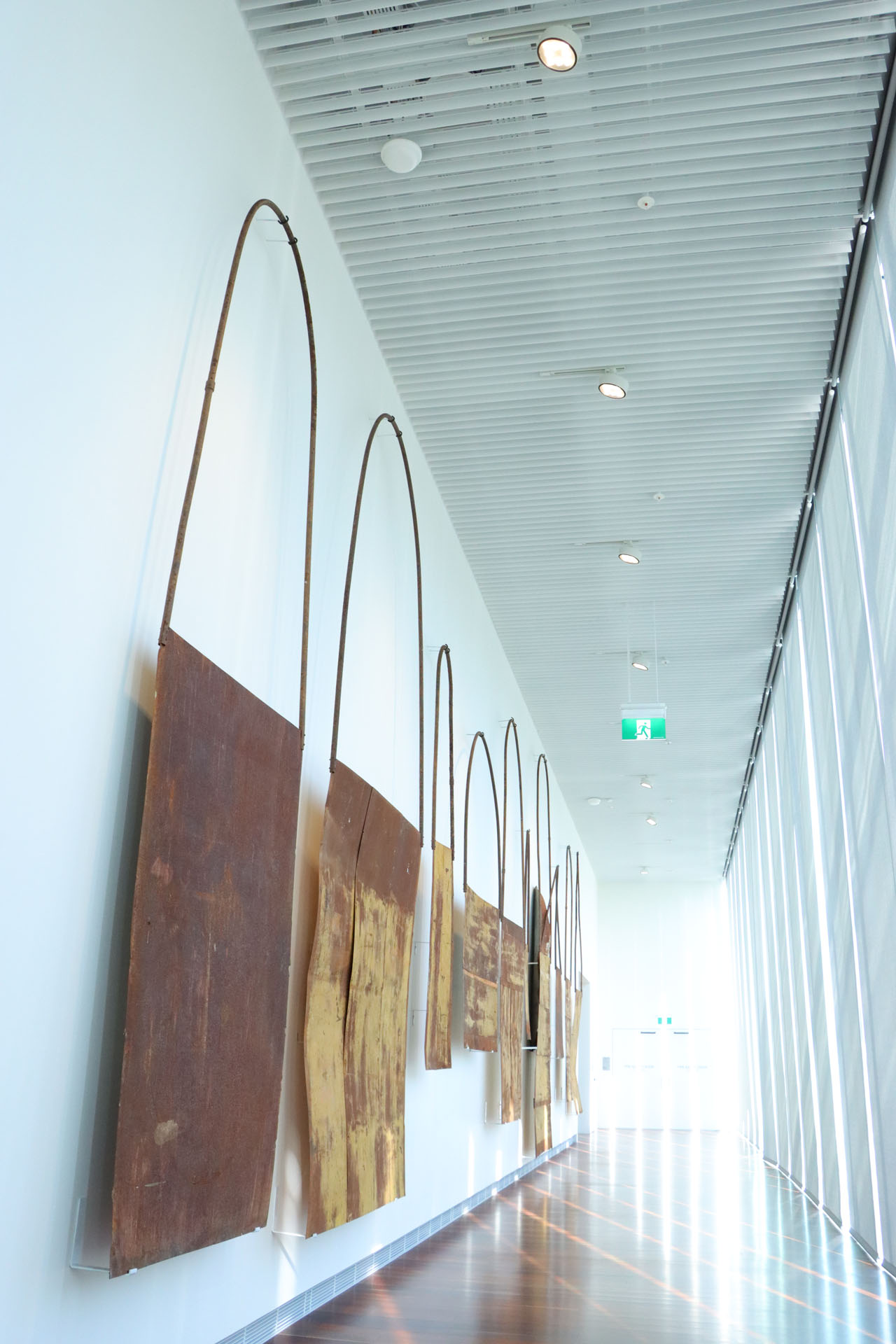 先住民たちの作品を展示するイリバナ・ギャラリー