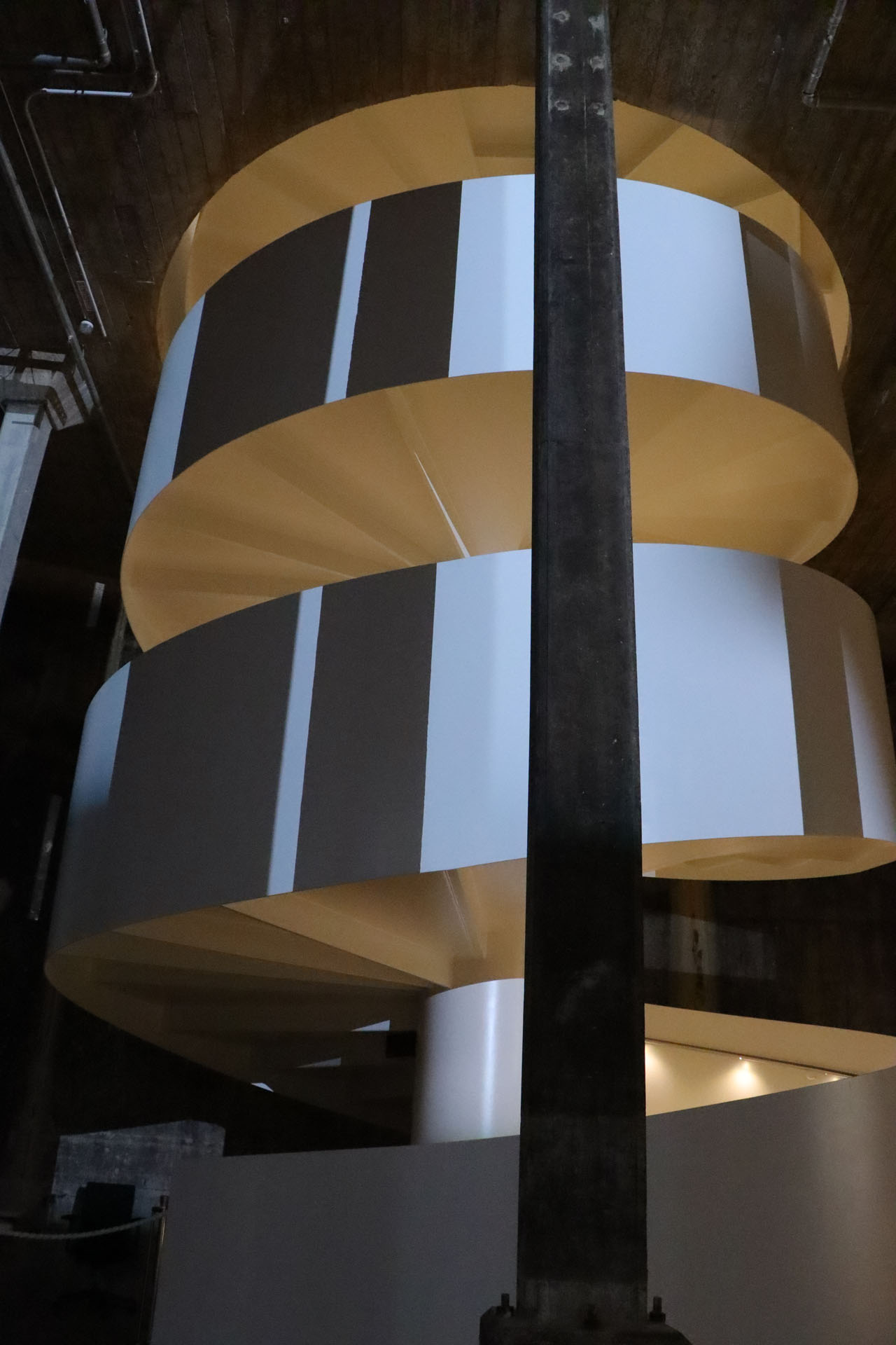 オイルタンクをそのまま用いた地下展示室