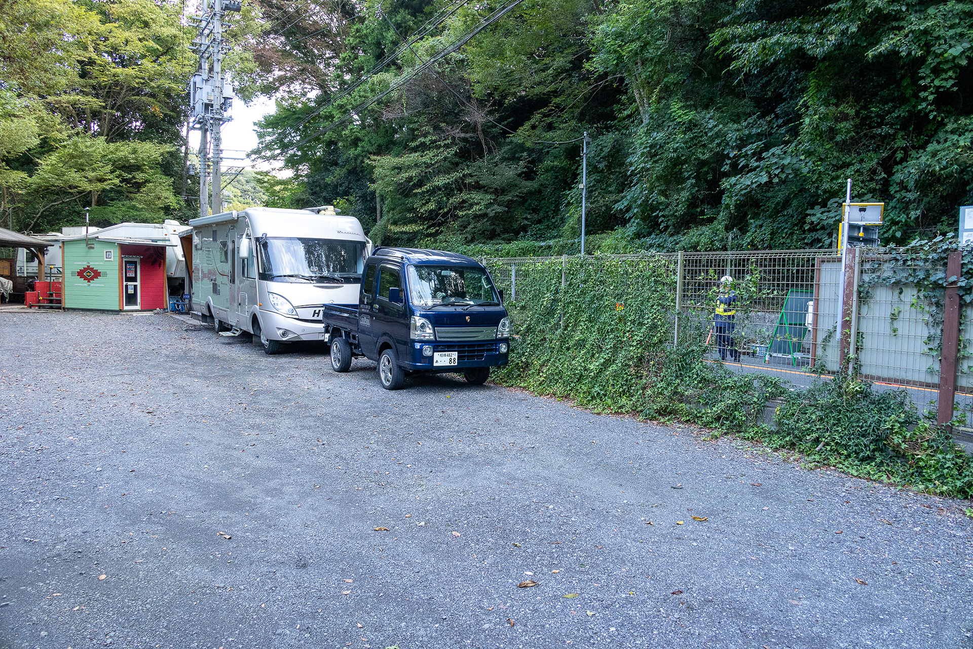 旅の途中の宿泊地としてもらうことを想定した「RVパーク中津川サイト」というスペース。調理などすべて車内で行なえるキャンピングカー向け。県道に沿う形で3台分ある