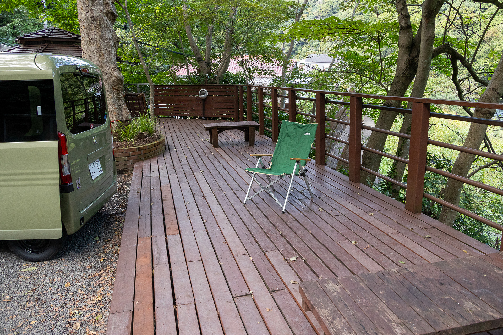 ウッドデッキは十分な広さがある。横のスペースとはつながっているのでほかの利用者があるときはお互いに気を使いたい