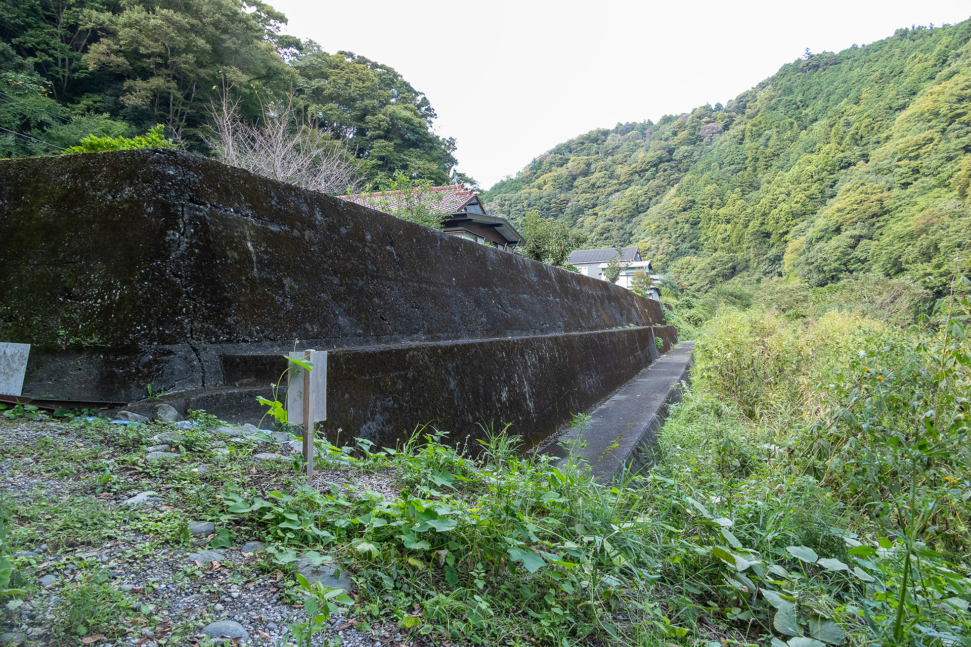 宮ヶ瀬ダムができるまでは水量も多く急流だったということから、川沿いには頑丈な堤防がある。苔生していて遺構的な雰囲気がいい。いまはここまで水は来ないという