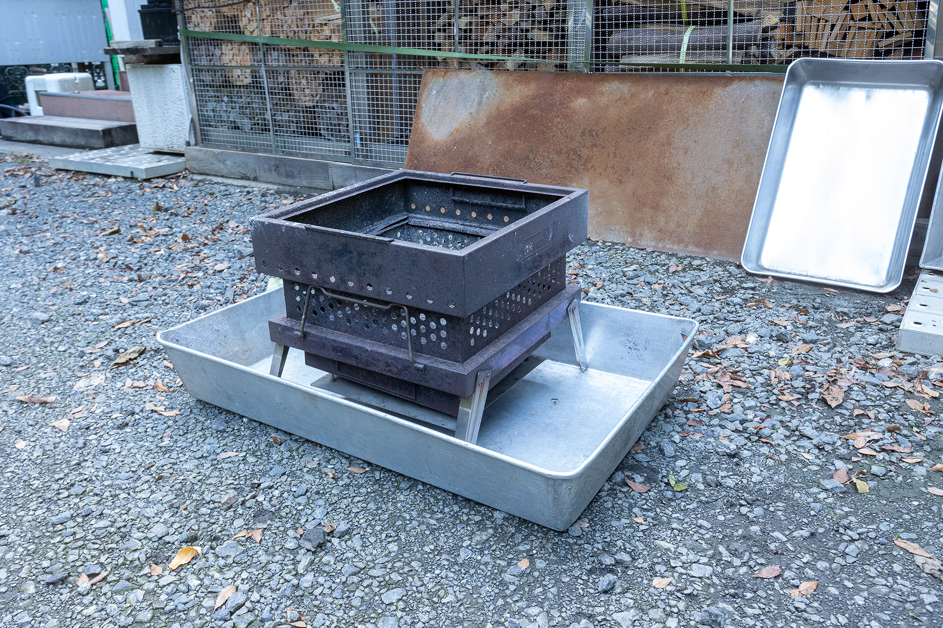 たき火シートのかわりに金属バットを置いてその上にたき火台を置くという方法も可能