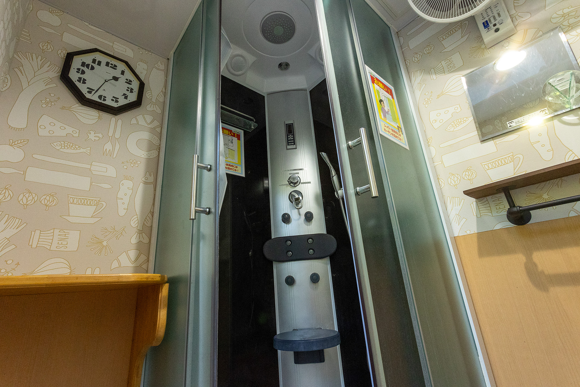 天井からのオーバーヘッドシャワーやベンチもあるシャワーブース