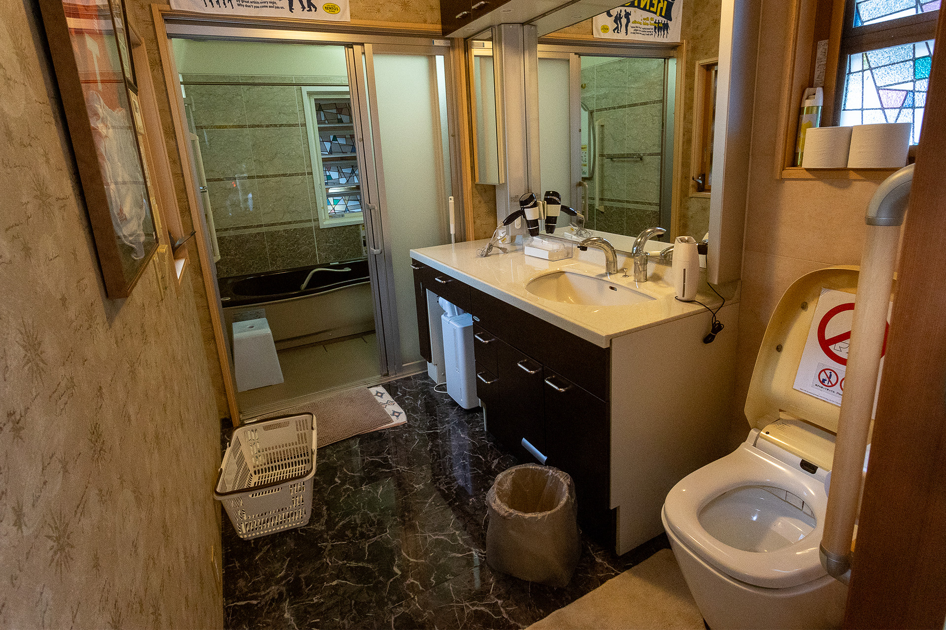 脱衣スペース。大きな鏡の洗面所がある。ここは温風ヒーターに床暖房も入っているので、冬場の入浴も快適だ。夏用の冷風機もある。トイレも設置