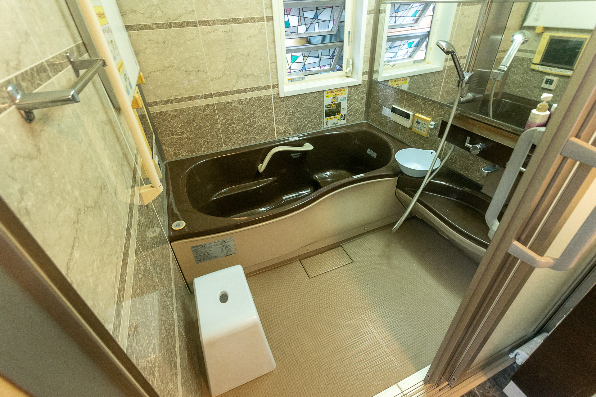 バスルーム。浴槽は足を伸ばしては入れるサイズで洗い場も広い。浴室ヒーターもある