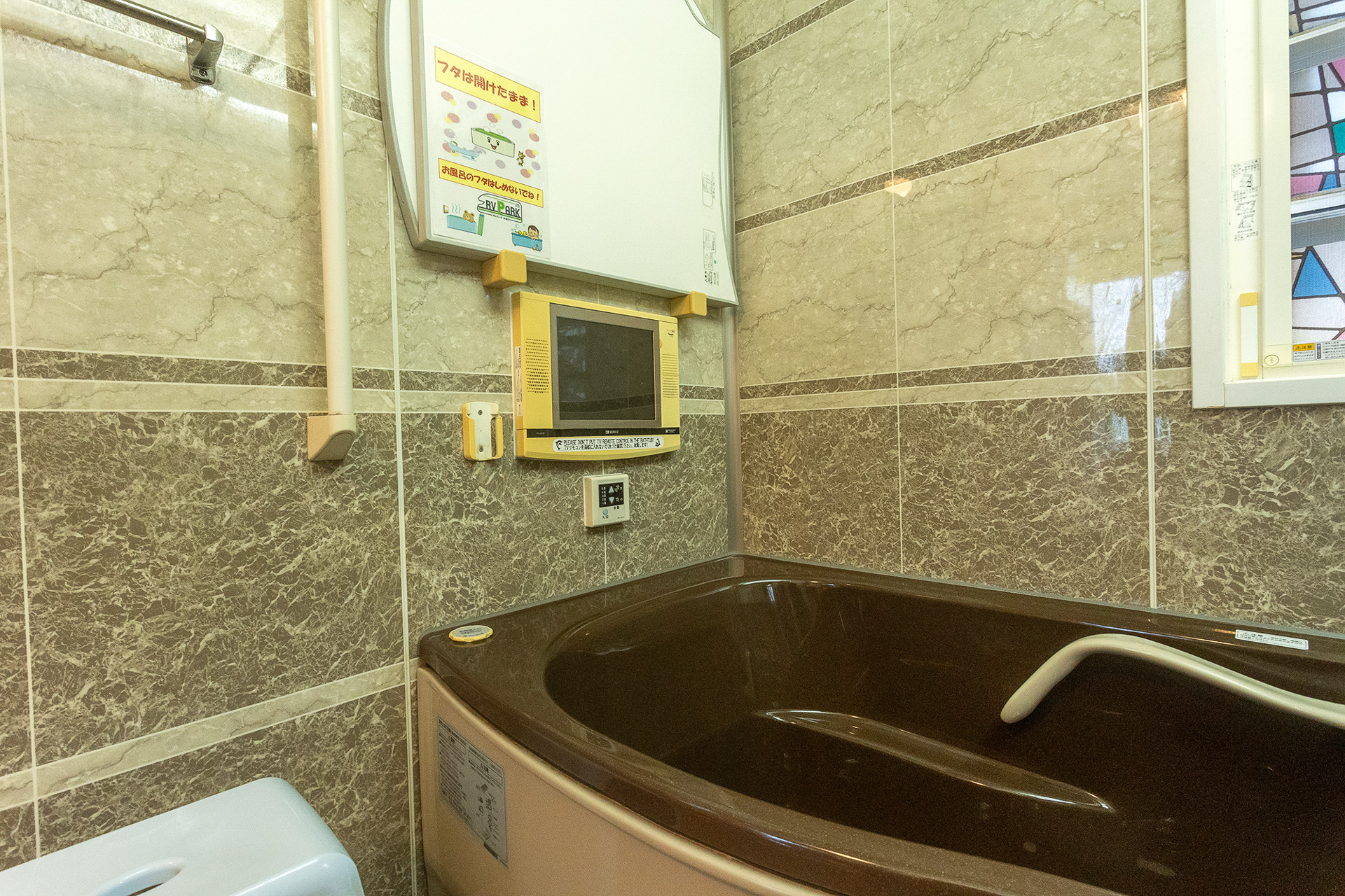 浴室にはテレビも。1組の利用時間は45分。利用後は清掃してお湯を入れ換えてくれるので、次に利用する人も気持ちよく入れる