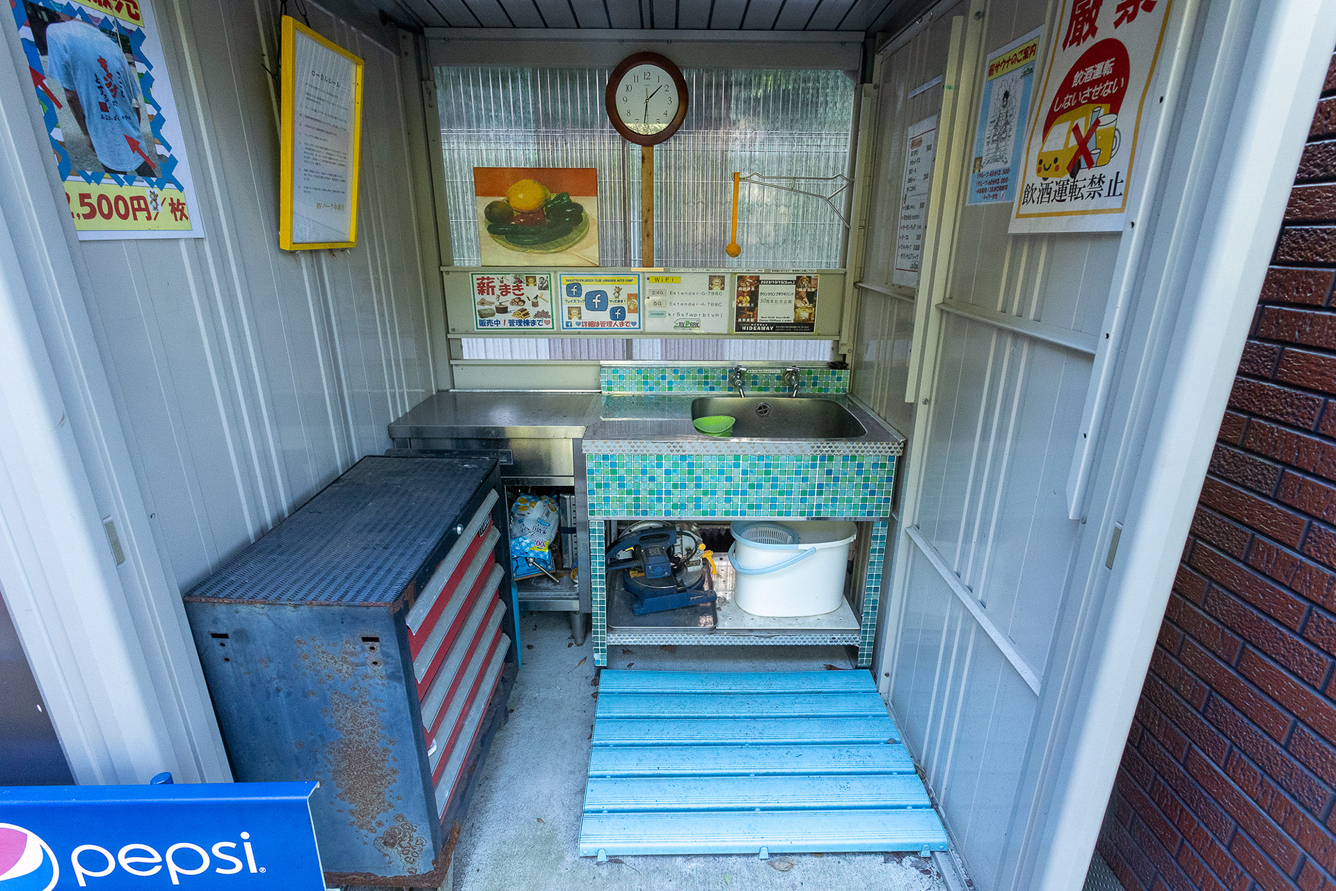 炊事場はお湯も出る。この地区の水は美味しいと評判なので水道水を汲んでお茶やコーヒーなど淹れたい。センサーライトがあるので夜間は人が来ると自動で照明がつく