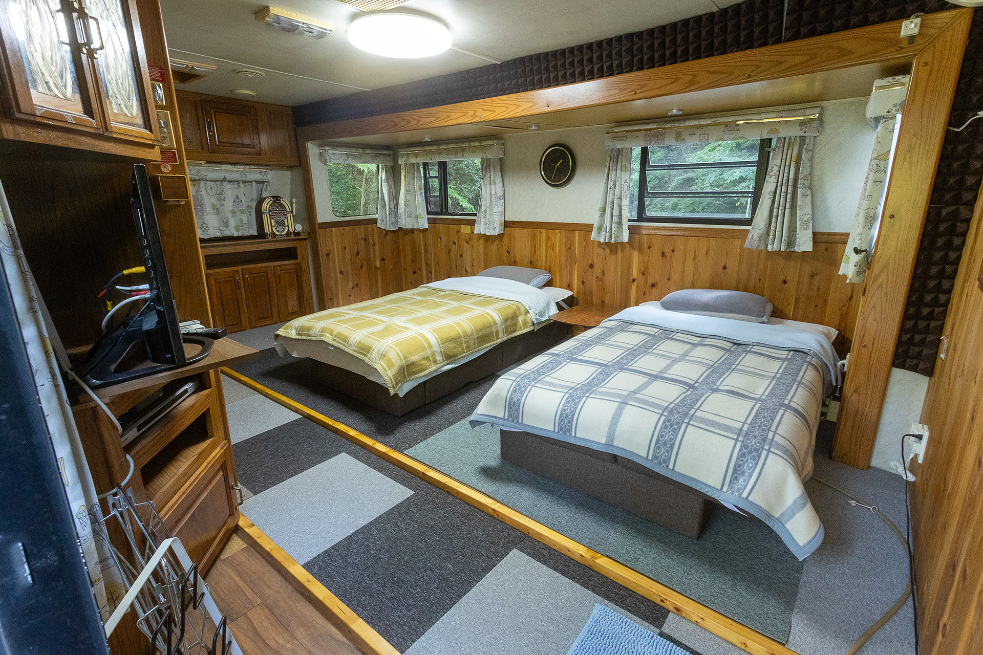 ベッドルームは2つある。こちらは入口を入ってすぐのベッドルーム。エアコンも付いている