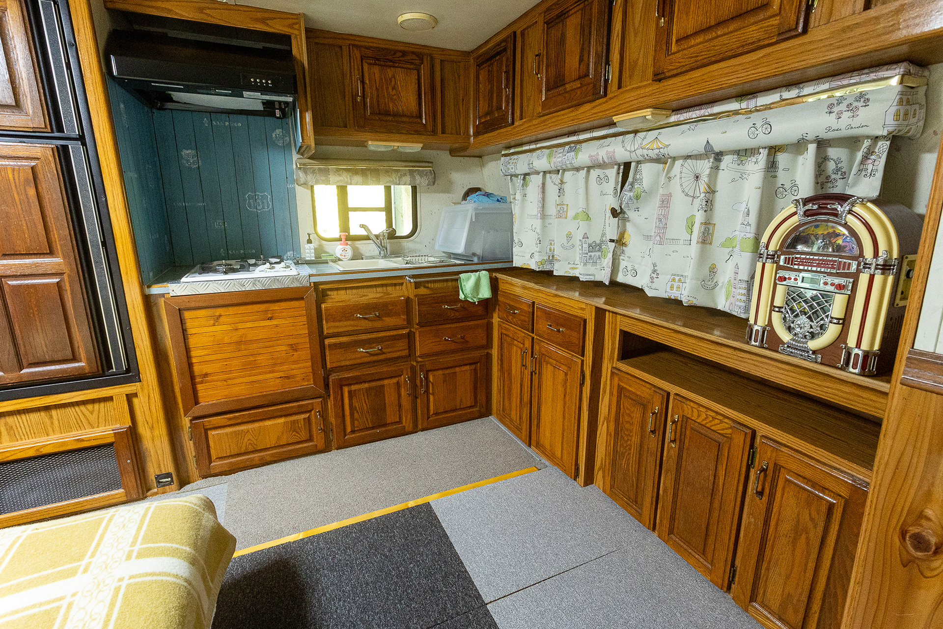 キッチンもある。お皿なども備えてある