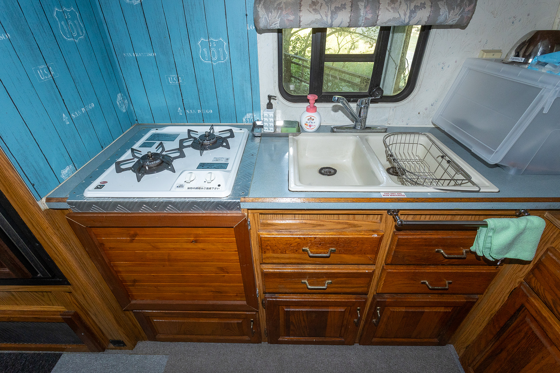 トレーラーハウス内での調理もできるが油物の調理は禁止