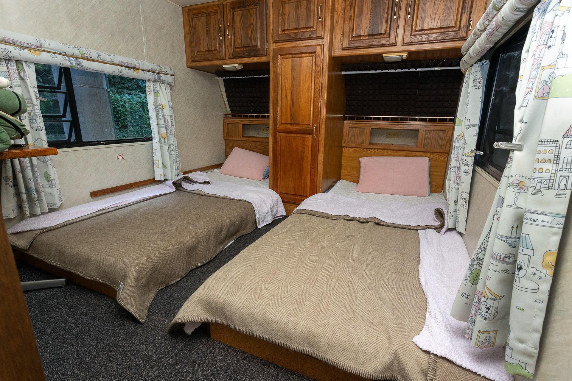 入口を入って右に行くと一段高いところにもう1つのベッドルームがある