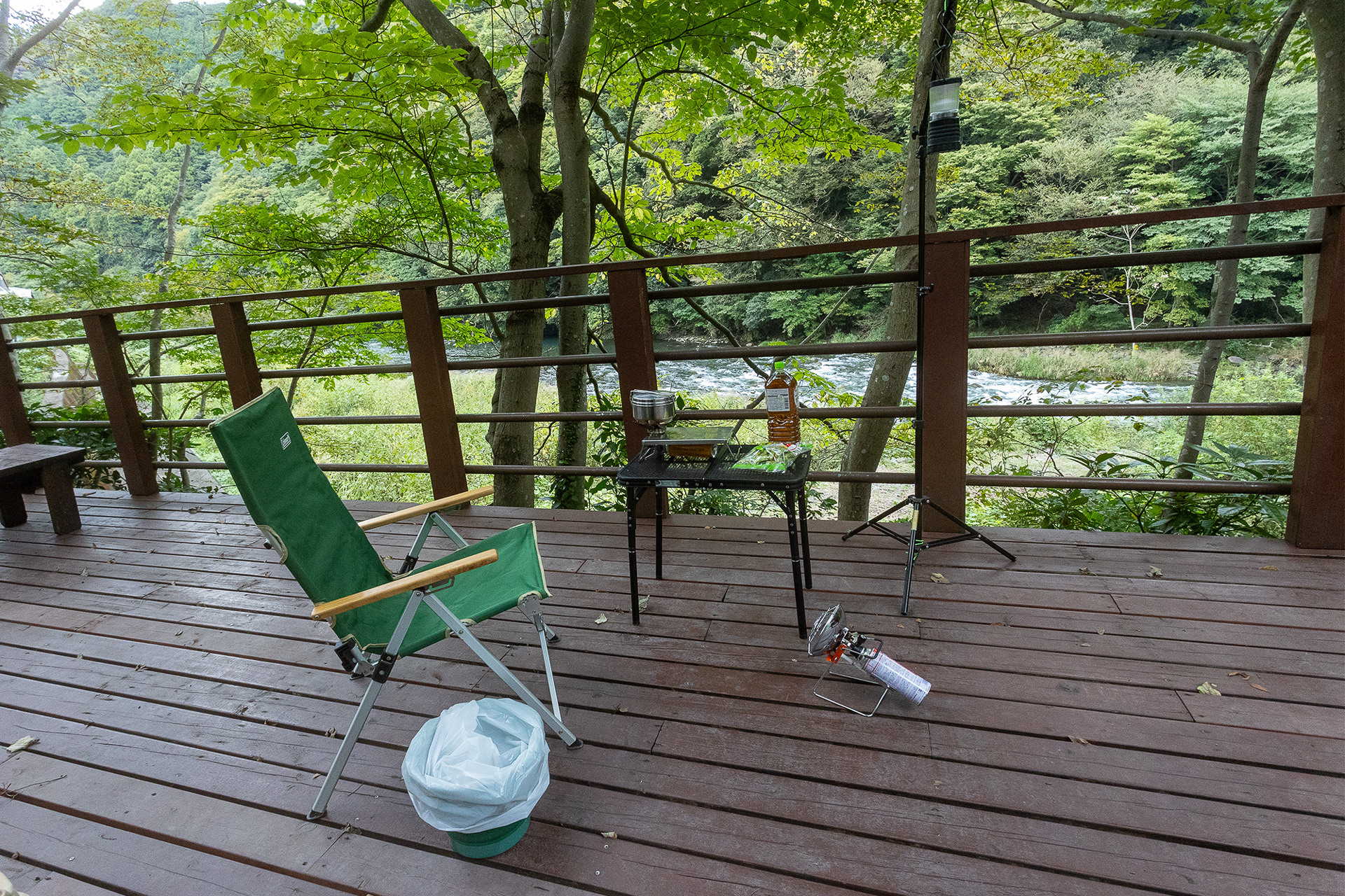 いつものセットをウッドデッキに広げてみた。広さに余裕があるのが分かるだろう