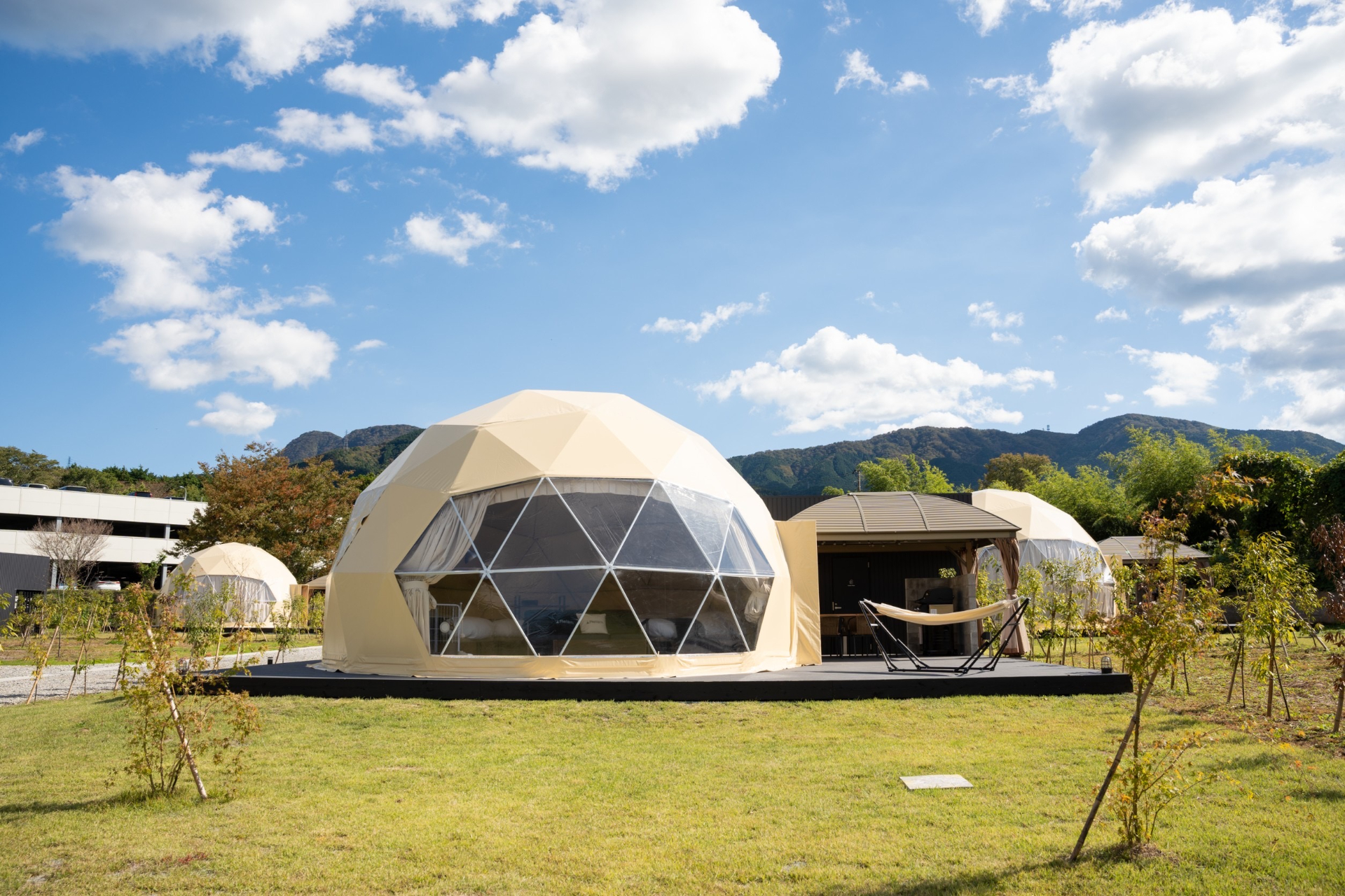 3タイプのドームテントが全8棟。どこからでも富士山を眺められる