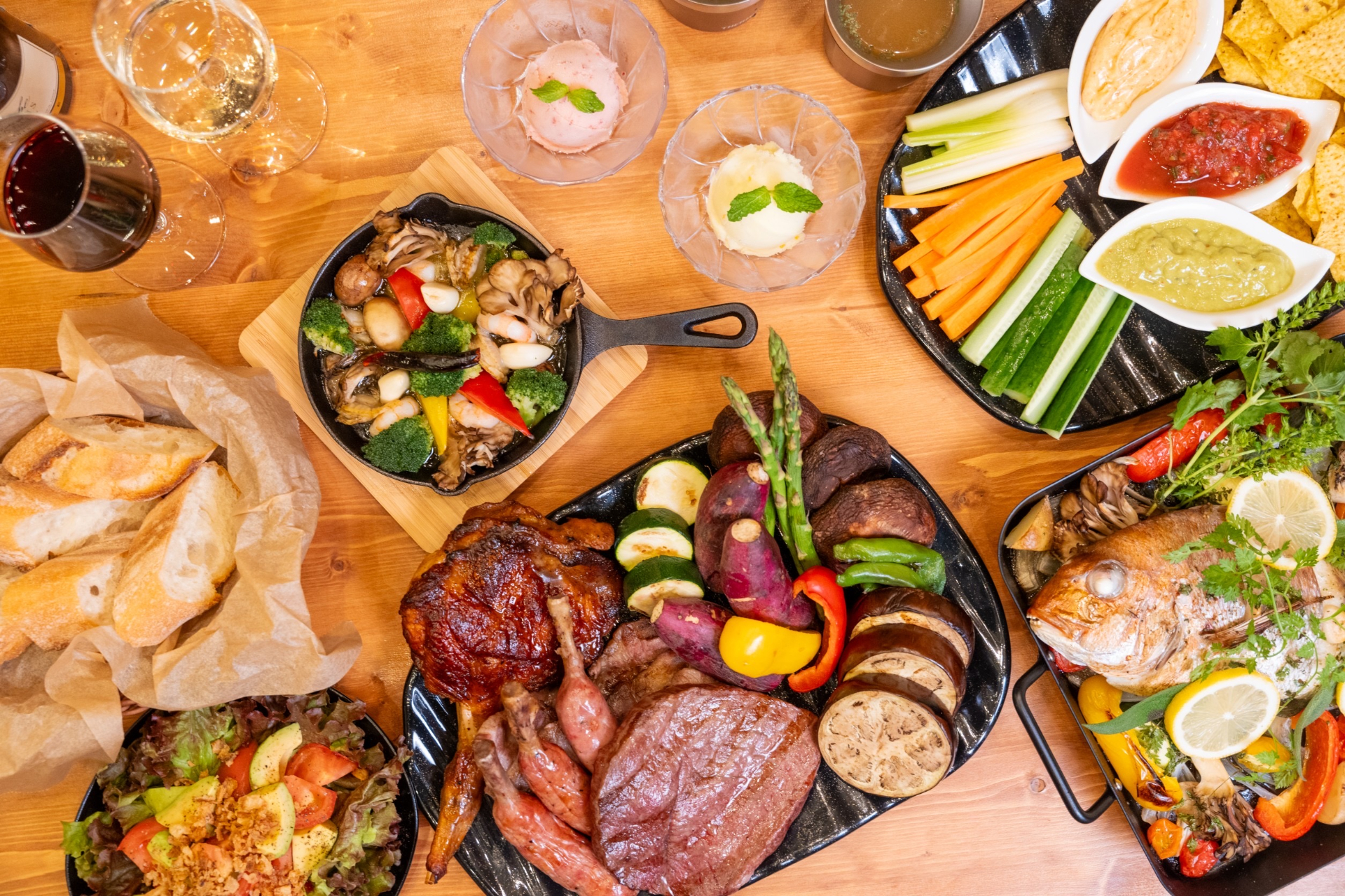 地元の食材や旬の味覚、スパイスを合わせたBBQコース