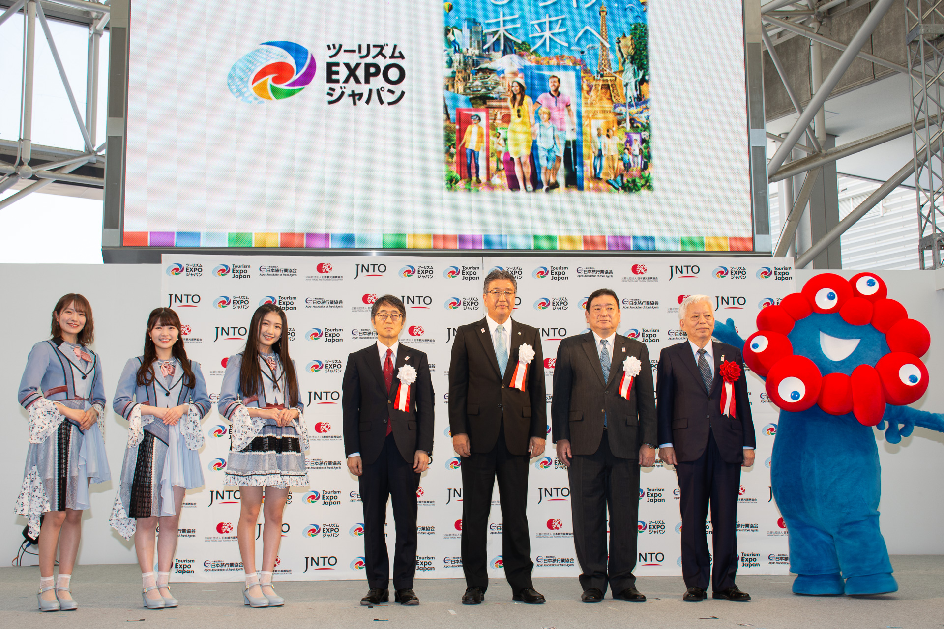 主催者会見に広報アンバサダーのNMB48 小嶋花梨さん、出口結菜さん、塩月希依音さんと大阪・関西万博公式キャラクターのミャクミャクも登壇