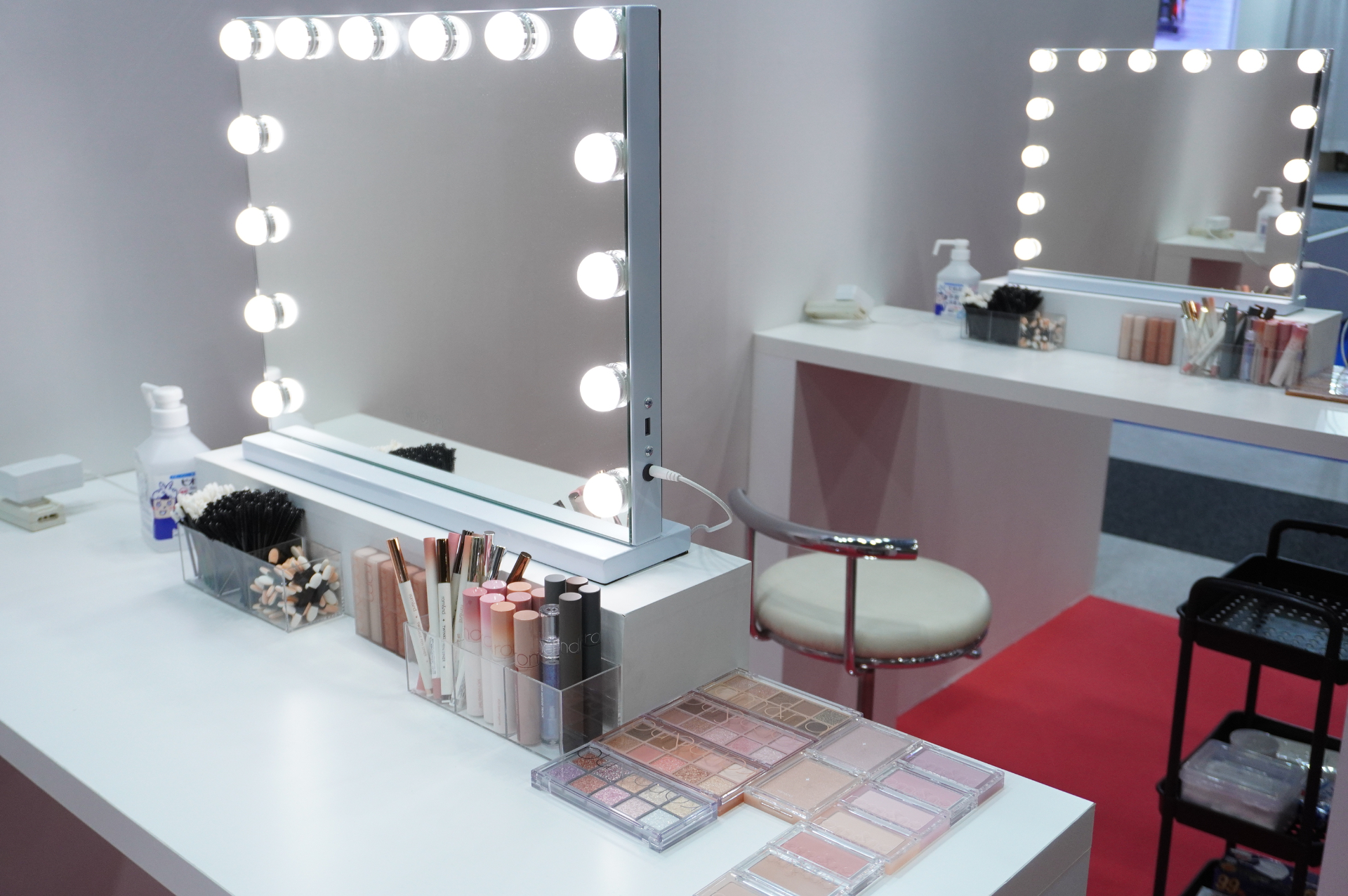 韓国アイドル風メイク体験コーナー。空きがあれば、事前予約していなくても体験できる場合あり