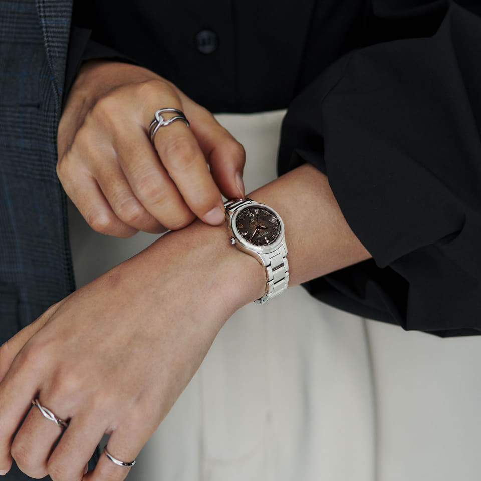 シチズン、「クロスシー」hikariコレクションから朝陽と月光をイメージ