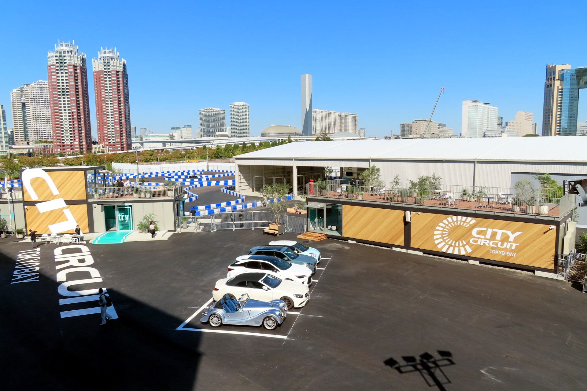 VIP専用の駐車場。一般向けの駐車場はなく、近隣の有料パーキングを利用する。目の前には、ゆりかもめの青海駅もある