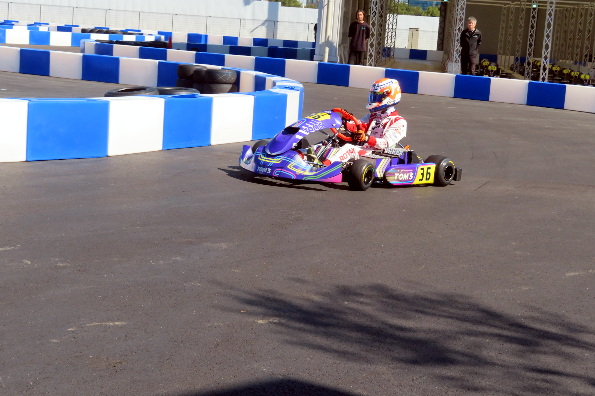 全日本選手権用のEVカートでのデモ走行