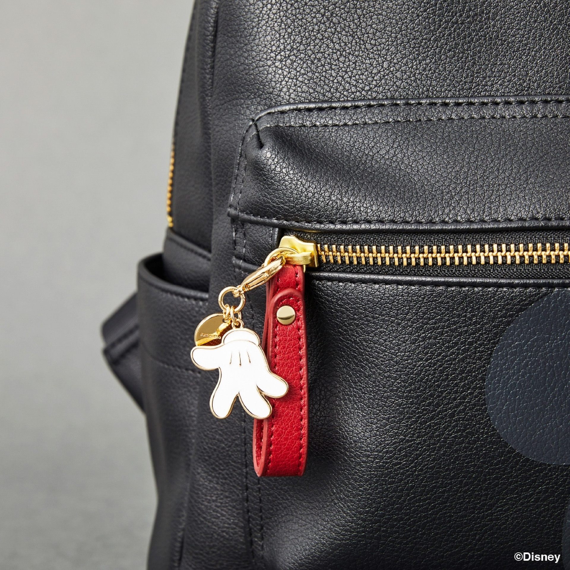 ファスナーチャームとポイントのレッドがブラックに映える