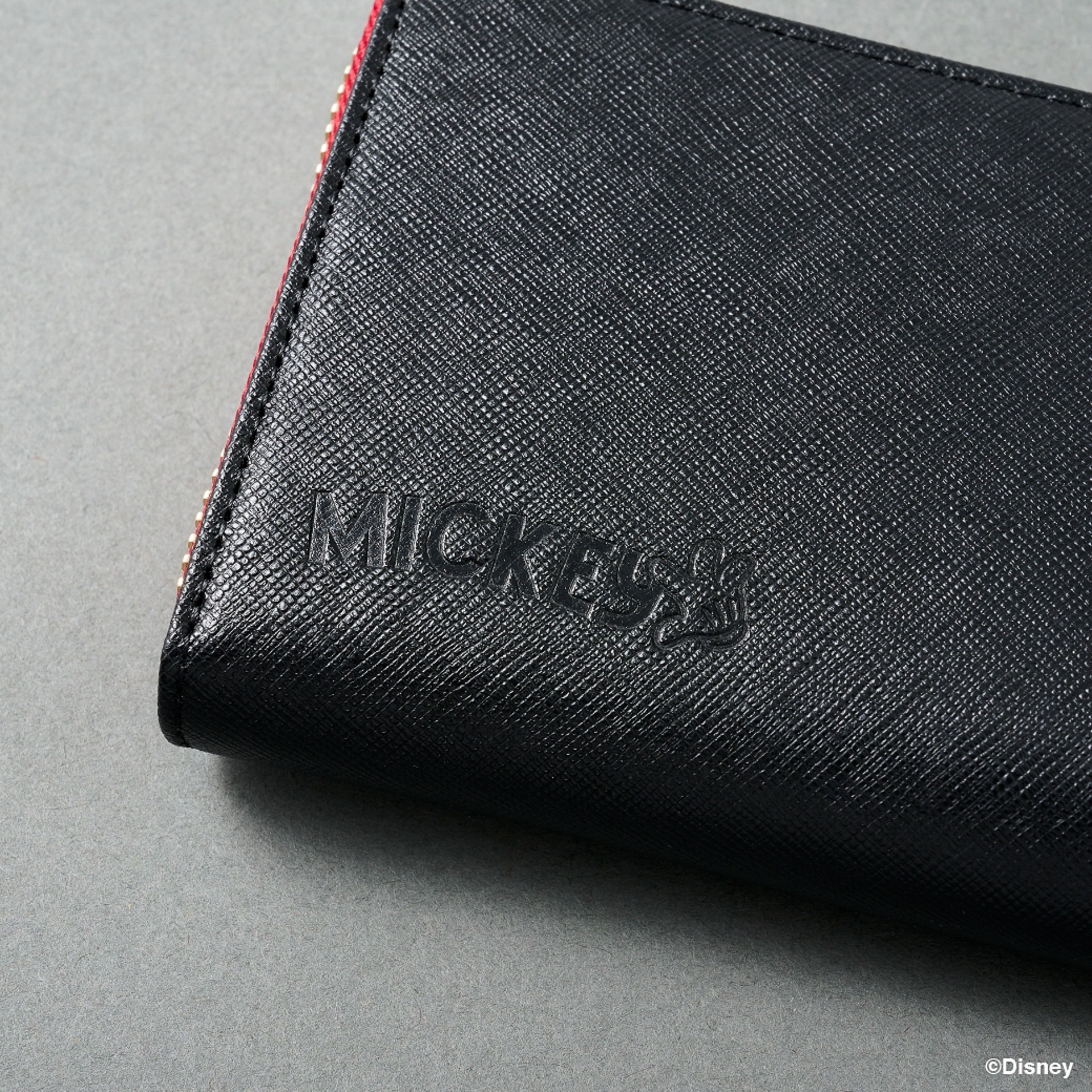 “MICKEY”の文字を型押し