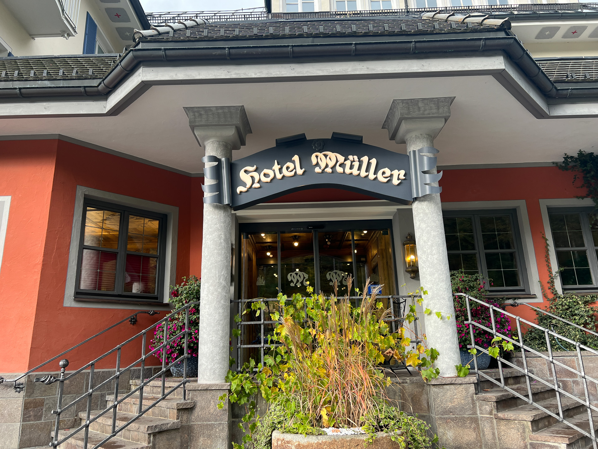 Hotel mueller、外食スポットがあまりないのでランチタイムは行列でした