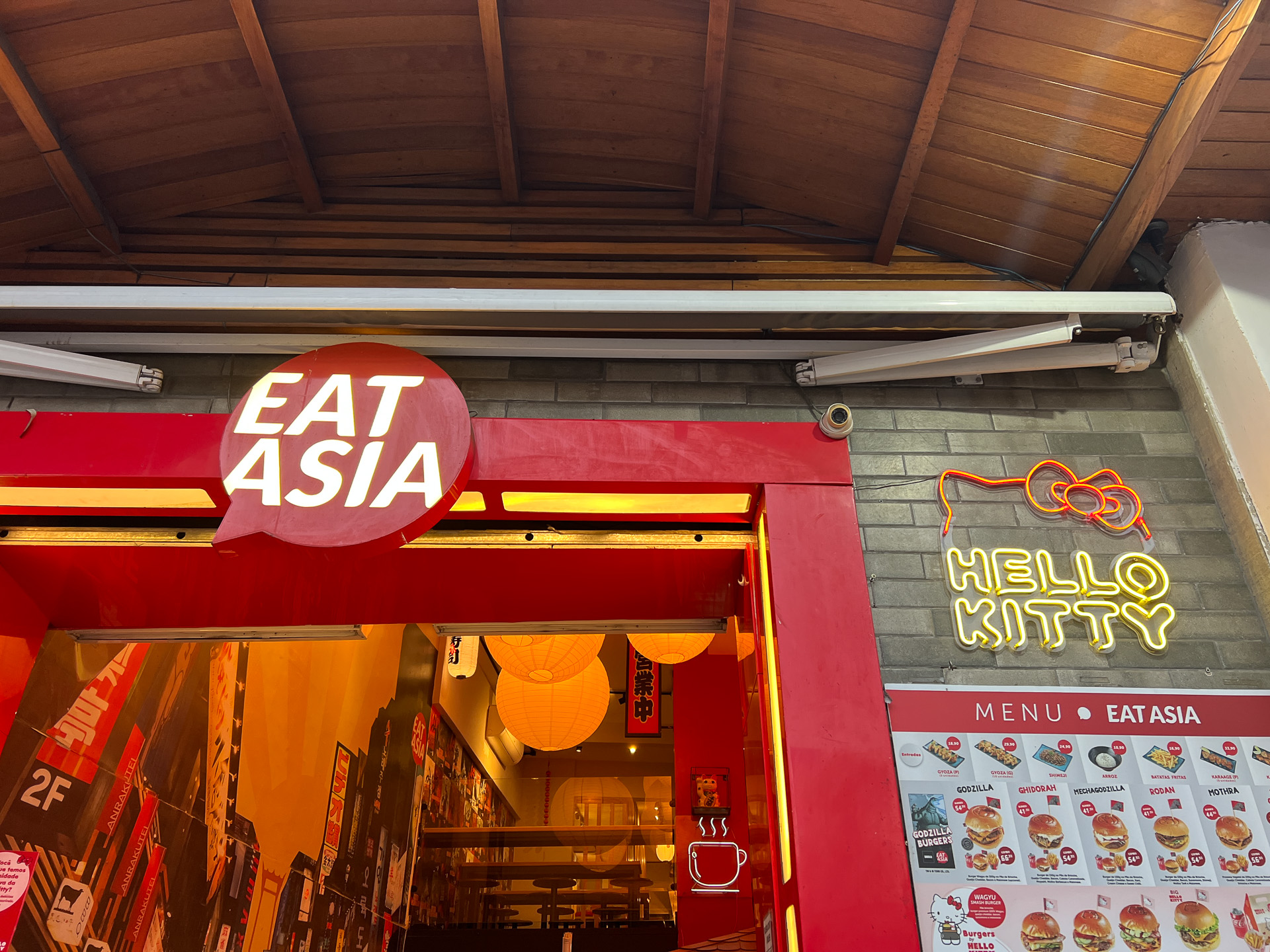 Eat asia-Hello kittyのポップな外観と内装
