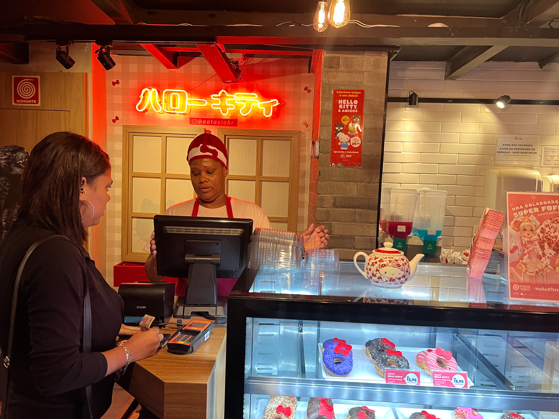 Eat asia-Hello kittyのポップな外観と内装