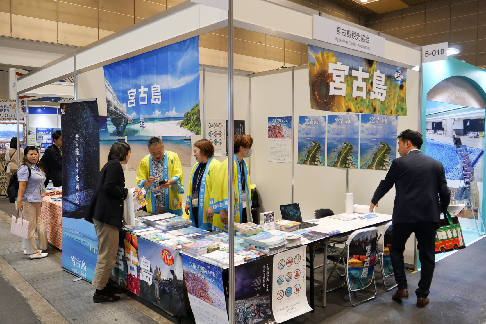宮古島観光協会ブースでは、最新の観光情報を紹介するとともに、環境に優しいオリジナルグッズをプレゼント