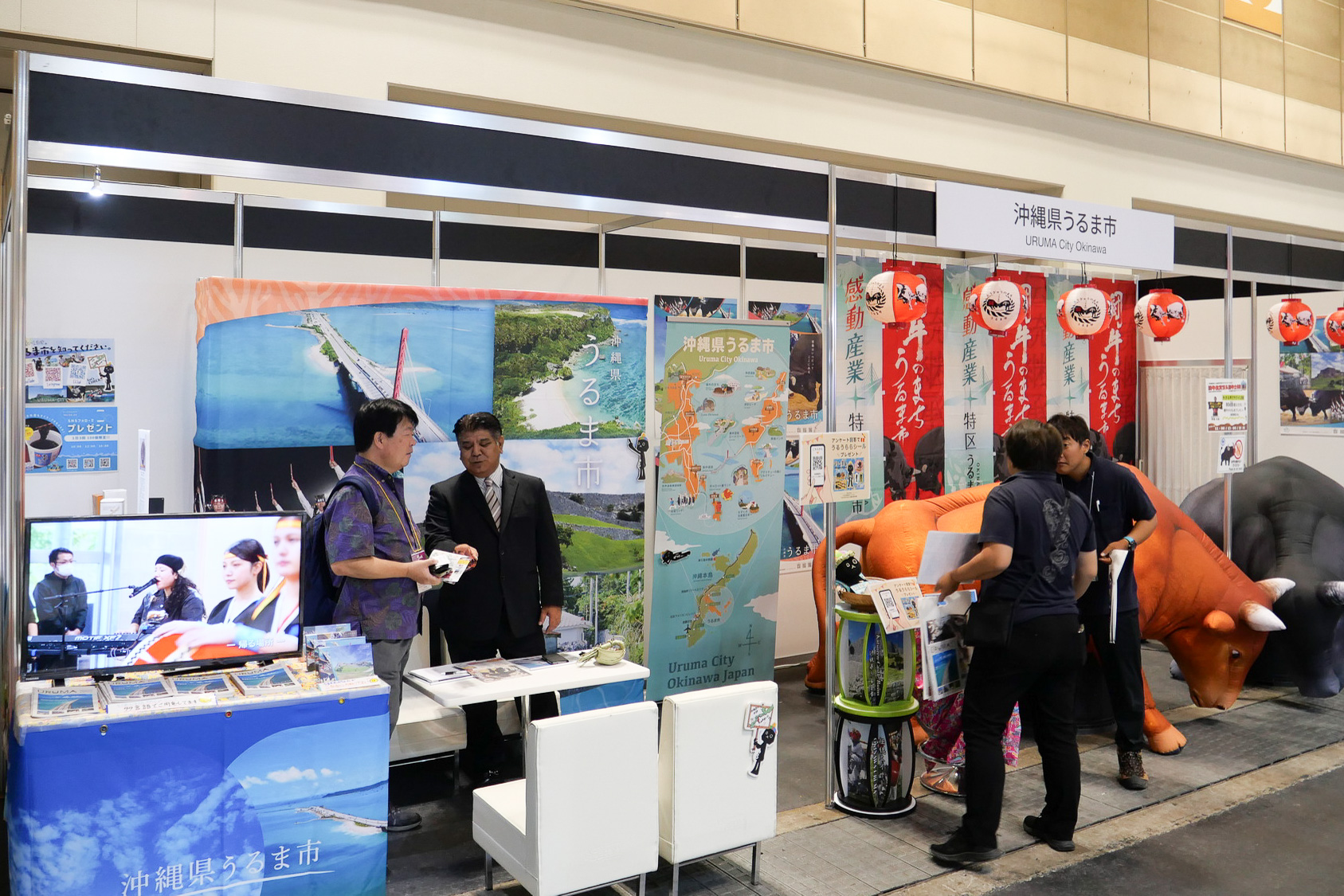 沖縄県うるま市ブースでは、闘牛が盛んということでブースでも闘牛推し。一般公開日には実際の闘牛アナウンサーが来場し闘牛アナウンスを披露するとともに、闘牛グッズがもらえる大声コンテストを実施