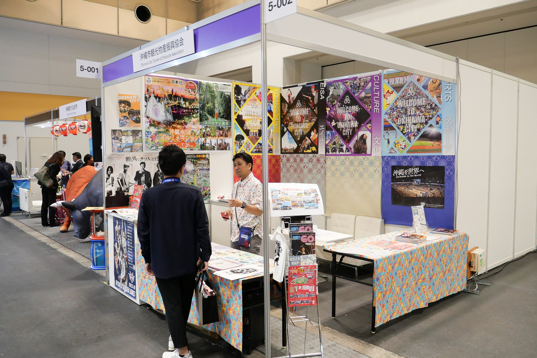 沖縄市観光物産振興協会ブースでは、沖縄市の魅力や観光情報を紹介し知名度向上を目指している