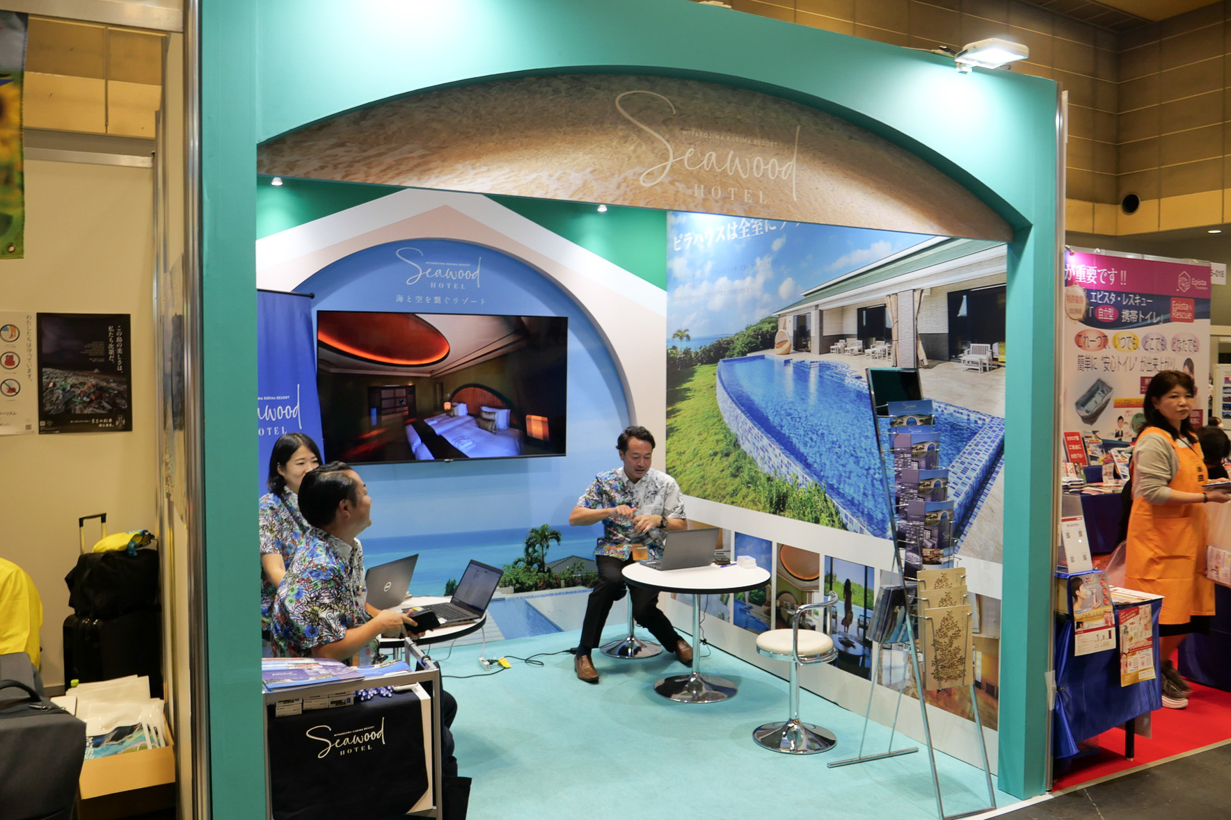 2020年にオープンした宮古島のリゾートホテル、シーウッドホテルのブース。独立した1棟離れのビラハウスを107邸構える壮大なスケールのホテルで、施設や周辺の魅力を紹介してもらえる