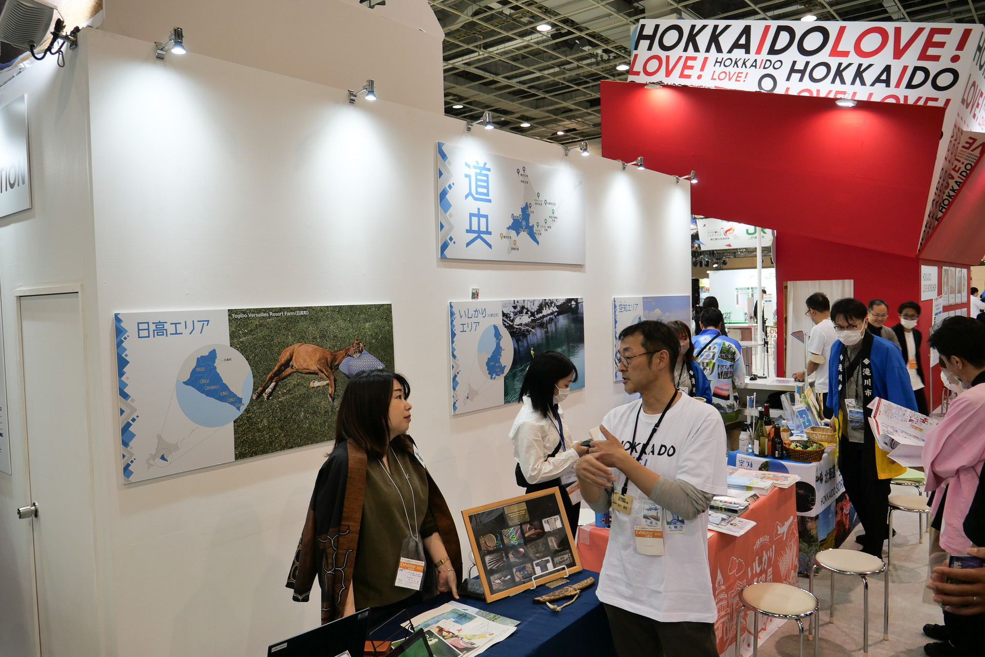 道北、道東、道南、道央の各地域のブースで、最新の観光情報やツアー情報を聞いたり旅行相談が行なえたり